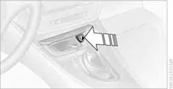Bei laufendem Motor oder eingeschalteter Zündung den Anzünder eindrücken.