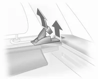 Laderaumabdeckung &ouml;ffnen und Haken an Kopfst&uuml;tzen aush&auml;ngen.