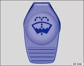 Abb. 13 Im Motorraum: Blauer Deckel des Scheibenwaschwasserbehälters.